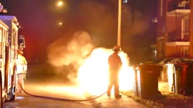 İtfaiyeci gece hortumla motosiklet yangınını söndürdü.