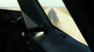 Pilotlarla birlikte kokpitten izlenen uçaklar yere iniyor.