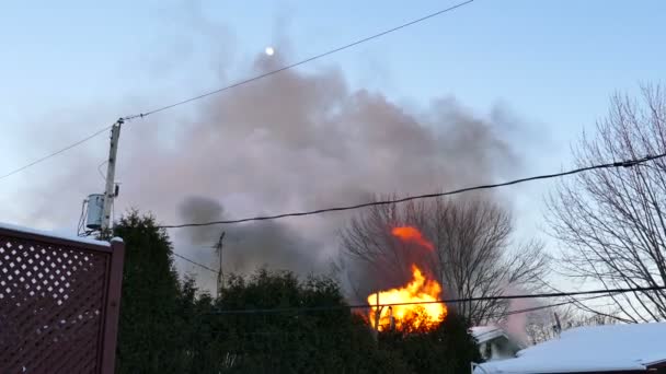 Lourdes Flammes Traversent Toit Avec Lune Arrière Plan — Video