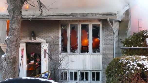 Bombeiros Lutando Contra Incêndio Dentro Uma Casa Com Chamas Móveis — Vídeo de Stock