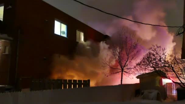 住宅街の火災は近くの家を脅かす — ストック動画