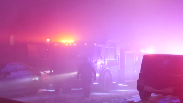 Bomberos Caminando Calle Pública Llenos Humo Del Fuego — Vídeos de Stock