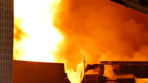 夜间由商业楼宇火警中喷出的火焰 — 图库视频影像