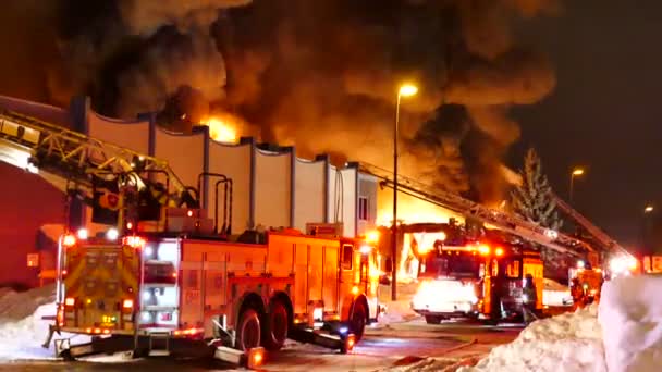 Enorme Inferno Con Pompieri Che Srotolano Manichette Antincendio Con Fiamme — Video Stock