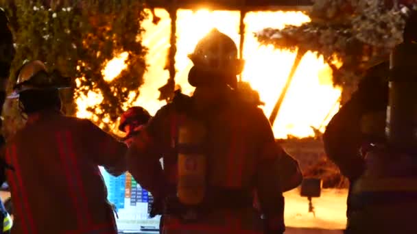 消防队员们望着着火的建筑物 — 图库视频影像