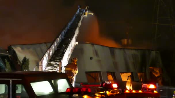 Fireman Putting Water Commercial Building Fire Aerial Ladder — Stock Video