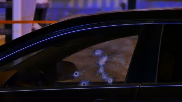 Agujeros Bala Ventana Del Coche Por Noche Con Luces Policía — Vídeos de Stock