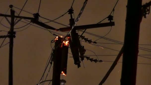 Equipo Bomberos Asistiendo Incendio Poste Energía Noche Con Cámaras — Vídeo de stock