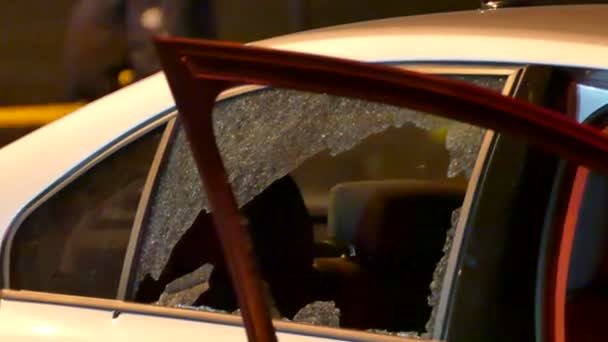 Пулевая Изрешеченная Машина Разбитыми Окнами Полицейским Заднем Плане — стоковое видео