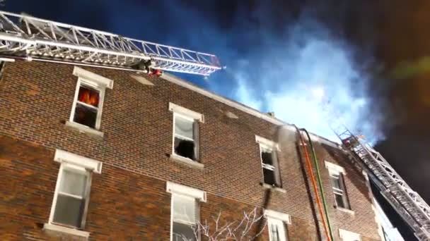 Rauch Aus Brennender Wohnung Mit Leitern Und Feuerwehrschläuchen — Stockvideo