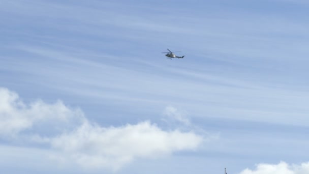 Hubschrauber Schwebt Und Fliegt Sehr Stabil Blauem Himmel Mit Wolken — Stockvideo