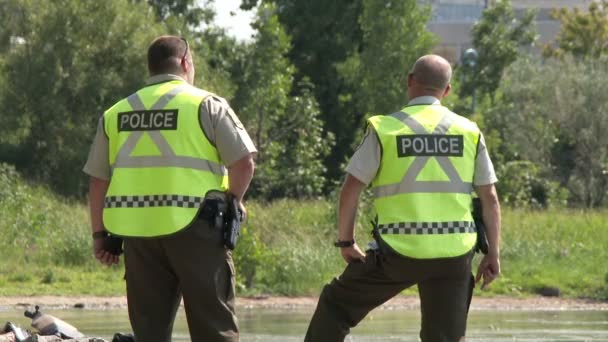 Dva Policisté Povídají Břehu Řeky — Stock video