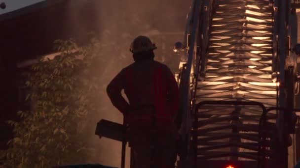 Pemadam Kebakaran Berdiri Samping Tangga Yang Menyala Atas Truk Pemadam — Stok Video
