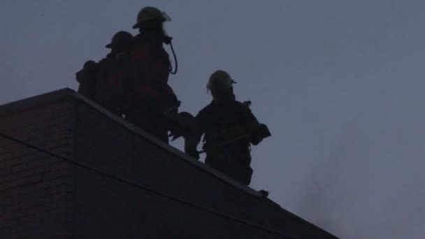 消防队员在夜间使用锯子 制造闪闪发光的琥珀 — 图库视频影像