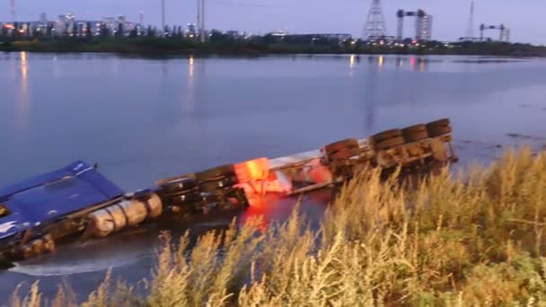 消防士は川で半トラックの上に水を入れる — ストック動画