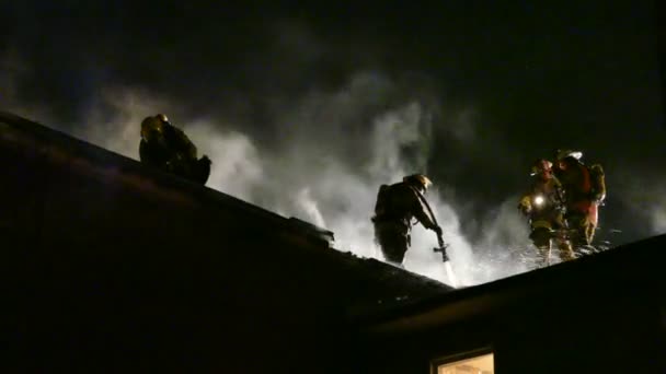 Casa Fuego Noche Con Equipos Bomberos Poniendo Agua Techo — Vídeos de Stock