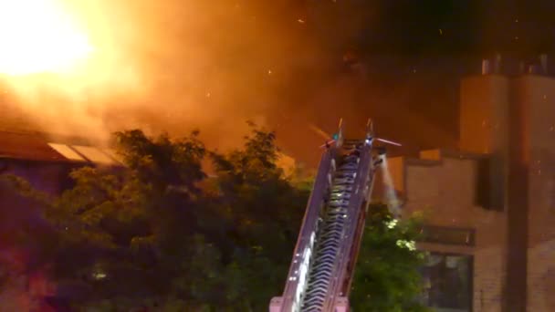 Πυροσβέστης Που Χειρίζεται Σκάλα Βαριές Φλόγες Στο Παρασκήνιο — Αρχείο Βίντεο