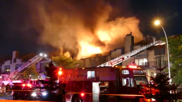 Apartamento Fuego Noche Con Llamas Furiosas Través Del Techo — Vídeo de stock