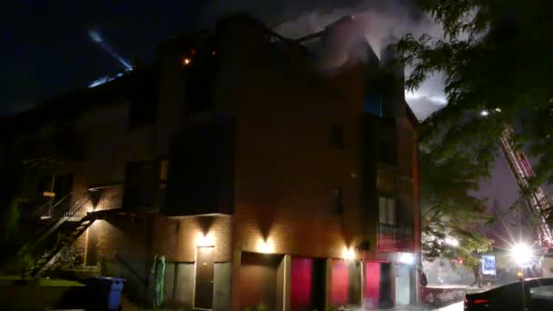 Rauchende Trümmer Liegen Bei Wohnungsbrand Auf Dem Boden — Stockvideo