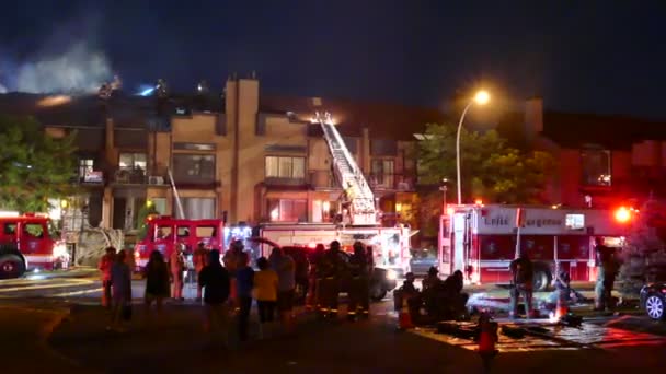 Πλήθος Μαζεύεται Στον Τόπο Της Φωτιάς Του Κτιρίου Νύχτα — Αρχείο Βίντεο