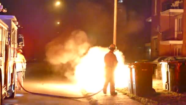 Pompier Éteignant Feu Moto Nuit Avec Tuyau — Video