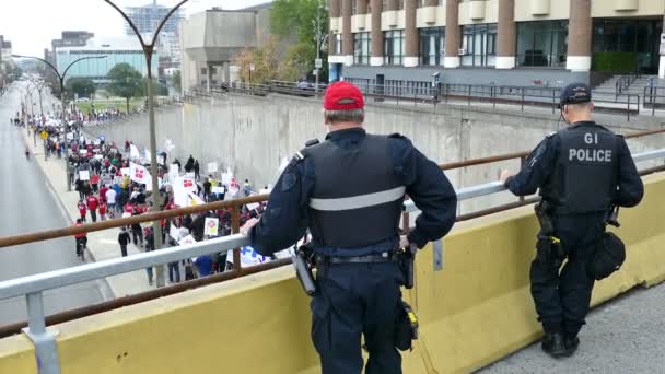 Des Policiers Émeutes Supervisent Les Progrès Des Manifestations Grande Échelle — Video