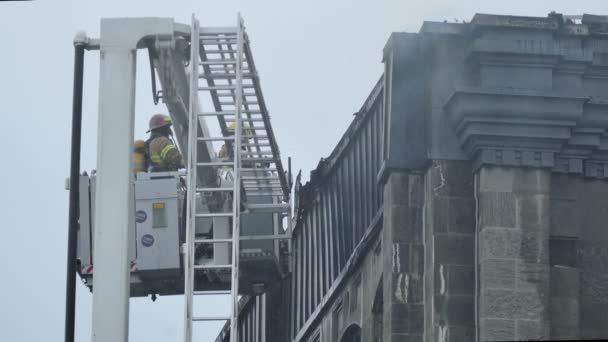 Feuerwehrmann Zerreißt Flammen Stehende Gebäudeteile — Stockvideo