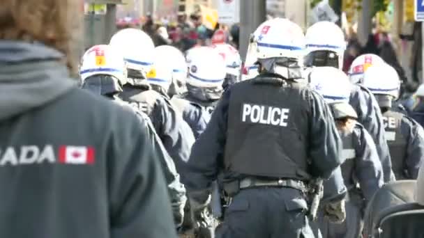 Sacs Policiers Émeute Marchant Dans Les Rues Publiques — Video