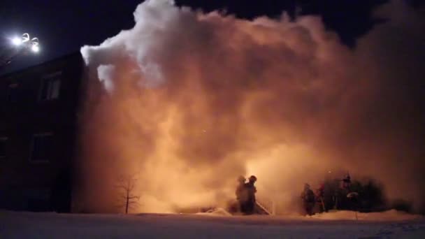 Πυροσβέστες Σιλουέτα Βγαίνουν Από Ένα Μεγάλο Πορτοκαλί Σύννεφο Καπνού — Αρχείο Βίντεο