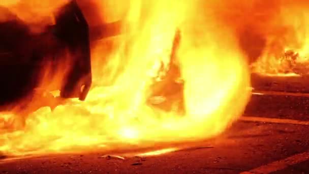 燃烧的保险杠 汽车坠落 人们欢呼 — 图库视频影像