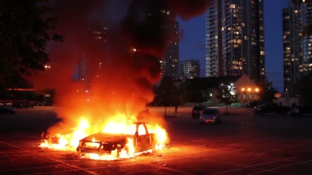 Polizeiautos Brennen Auf Parkplatz Mit Bereitschaftspolizisten Und Wohnhäusern — Stockvideo