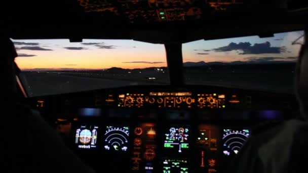 Pembe Günbatımı Uçak Kokpitinden Gösterge Paneli Işıklarıyla Izleniyor — Stok video