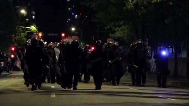 Grupo Oficiais Motins Marchando Passo Militar Bater Bastões — Vídeo de Stock