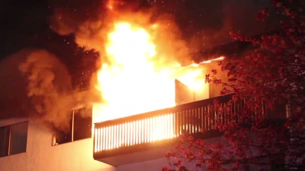 Balkon Von Wohnhaus Voll Flammen Und Rauch Verwickelt — Stockvideo