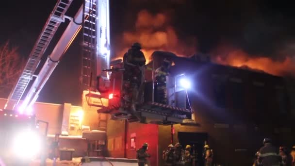 Bomberos Canasta Elevada Elevan Por Encima Las Llamas Pesadas Del — Vídeos de Stock