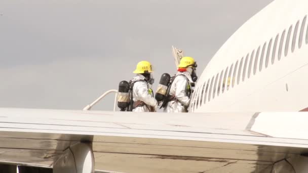 Brandweer Van Speciale Luchthaven Betreedt Groot Ongemarkeerd Vliegtuig — Stockvideo