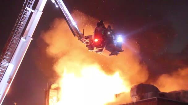 Pompiers Sur Une Plate Forme Surélevée Avec Feu Nourri — Video