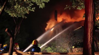 Hortumlu itfaiyeciler geceleri evi ateşe veriyor.