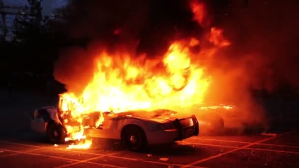 Cruceros Policiales Ardiendo Con Explosión Eléctrica Durante Disturbios — Vídeo de stock