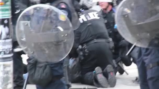 Bereitschaftspolizei Nimmt Mann Großer Zahl Fest — Stockvideo