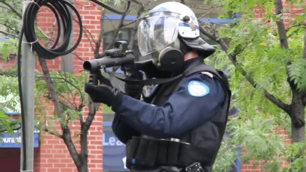 Oficial Policía Antidisturbios Con Casco Pistola Goma Dibujada — Vídeos de Stock