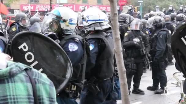 Officiers Émeute Prêts Avec Arme Feu Automatique Masques Gaz — Video