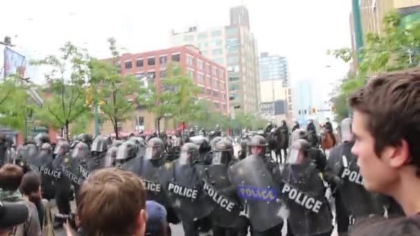 Policjanci Kolejce Demonstranci Bloku Ruchliwym Rogu — Wideo stockowe