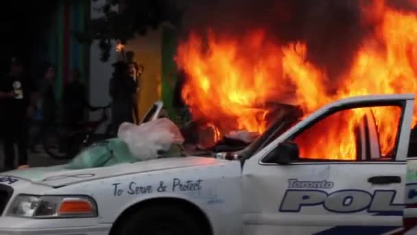 Crucero Policial Con Graffitis Ardiendo Calle — Vídeos de Stock