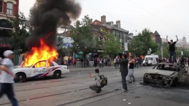 Mladí Muži Nepokoje Během Protestu Hořící Policejní Auto — Stock video
