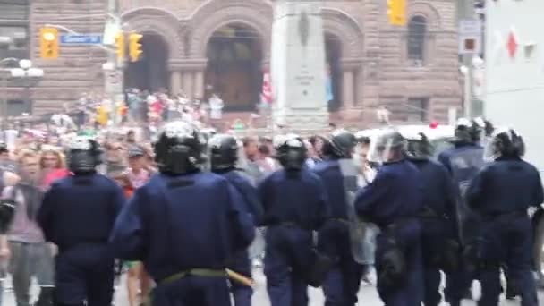 Een Menigte Demonstranten Duwt Politielijn Terug — Stockvideo