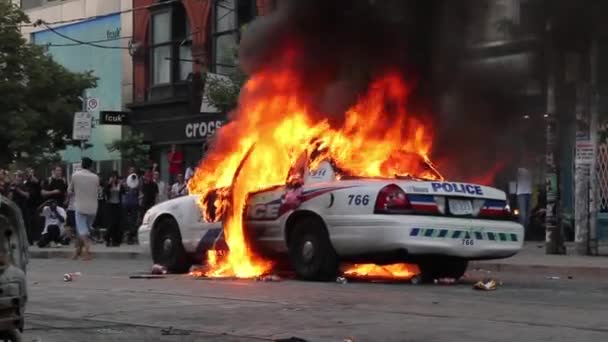 Auto Della Polizia Fiamme Con Esplosione Elettrica — Video Stock