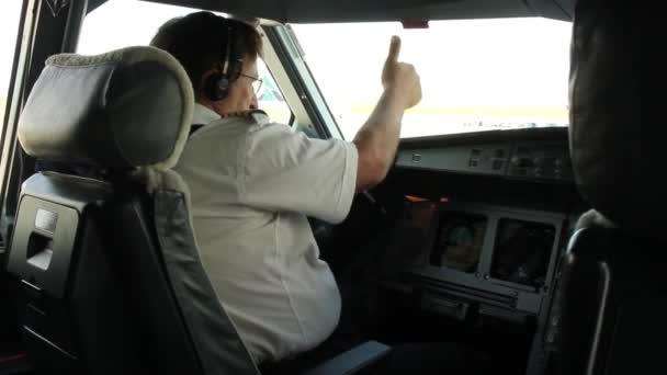 Captain Flight Deck Giving Thumbs Ground Staff — Stock Video