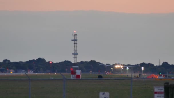 Duży Niezidentyfikowany Samolot Odrzutowy Lądujący Zmierzchu — Wideo stockowe