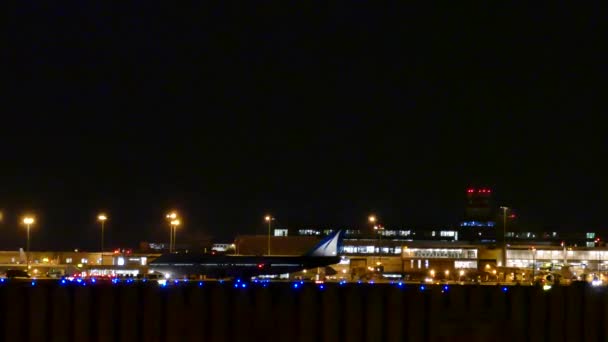 Jumbo Jet Zonder Logo Die Nachts Opstijgt Met Bouwlampen — Stockvideo